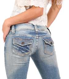 ابتعدي عن الجينز بالقصة المنخفضة إذا كانت مؤخرتك مدورة