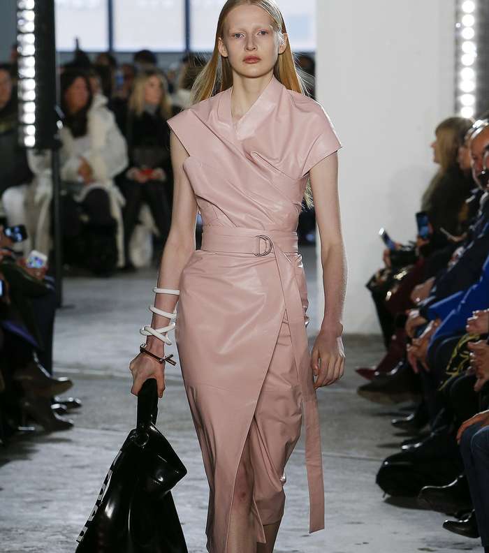 الفستان الجلدي بموضة البيج الزهري من Proenza schouler لشتاء 2018
