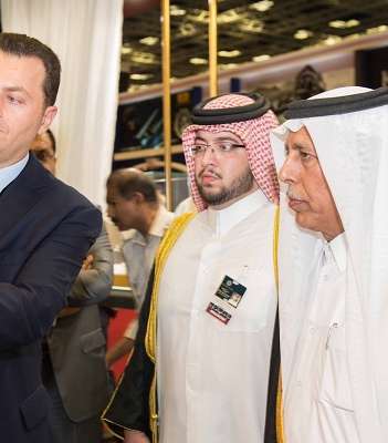 الزوار في في معرض الدوحة للساعات والمجوهرات يستمتعون بمجوهرات معوض