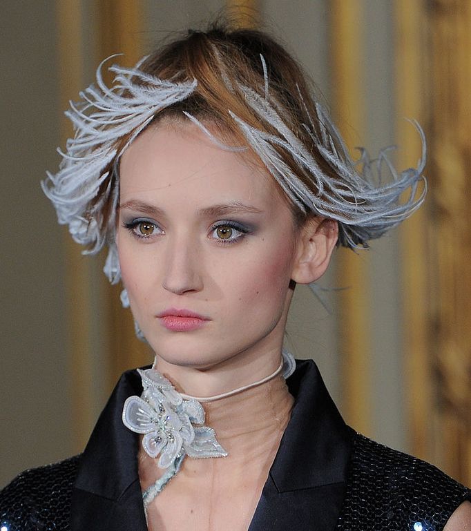 الريش في تسريحات شعر Alexis Mabille