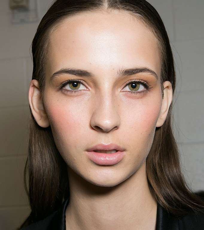 ماكياج البشرة يسيطر إستثنائياً على إطلالة Prabal Gurung