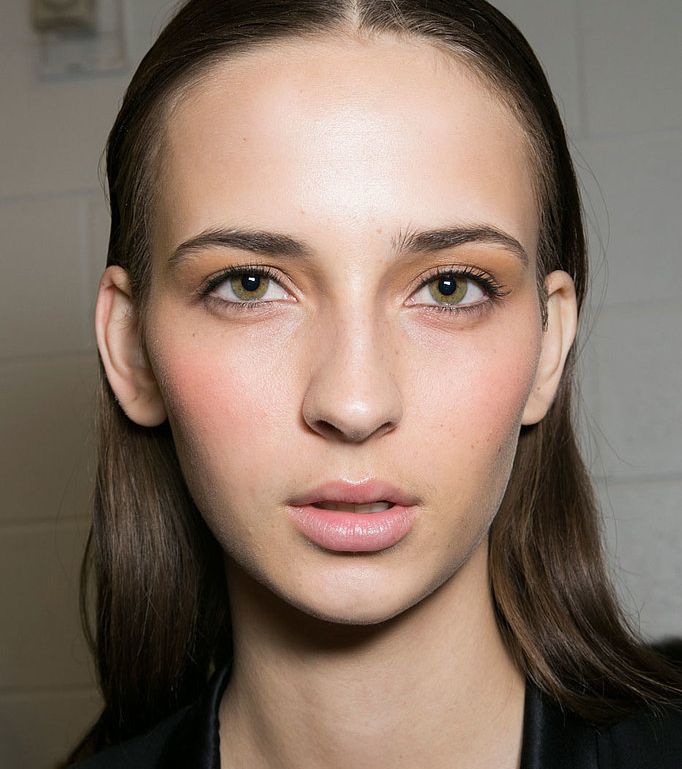 ماكياج البشرة يسيطر إستثنائياً على إطلالة Prabal Gurung