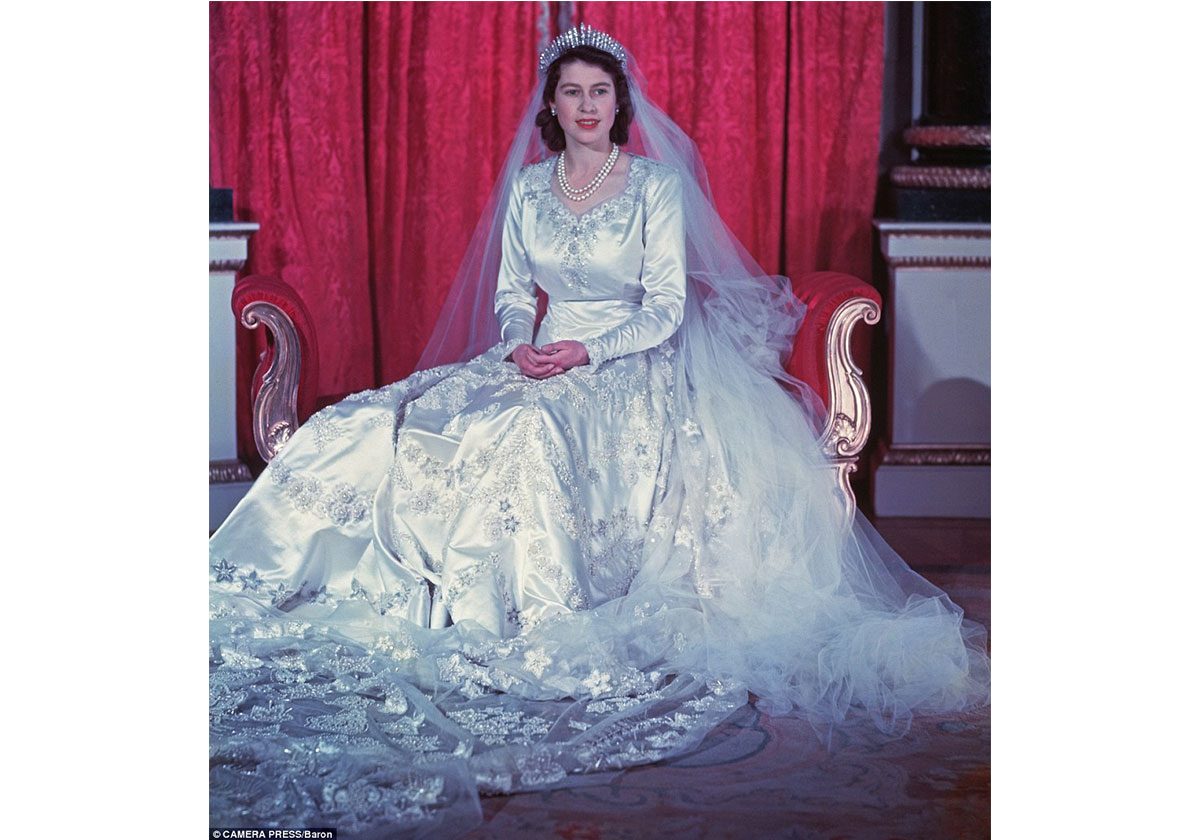 10000 حبة من اللؤلؤ زينت فستان زفاف الملكة اليزابيث! وهذا هو ثمنه!
