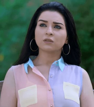 مي عز الدين تختار ألوان الباستيل وموضة الـ Color Blocks