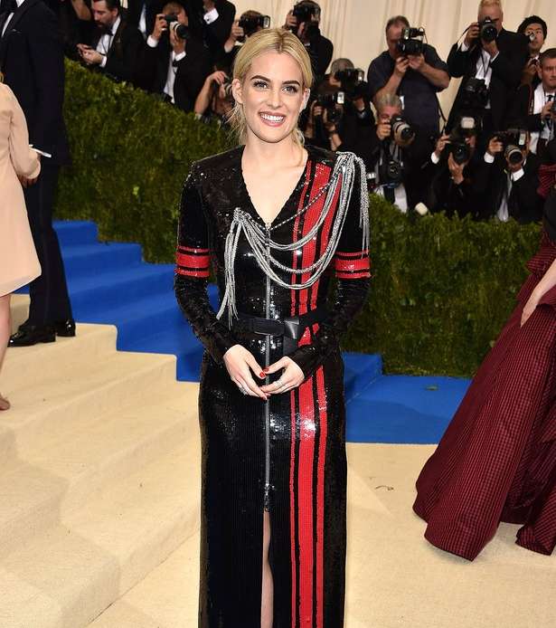 RILEY KEOUGH بفستان من لويس فويتون في حفل الميت غالا 2017