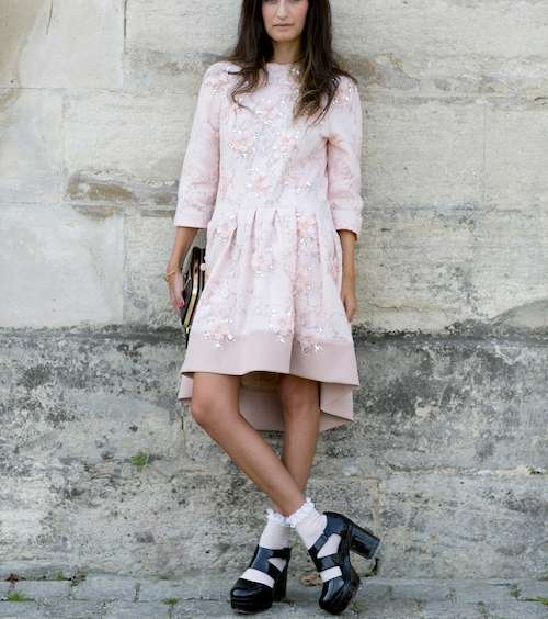 من صيحات الموضة التي رأيناها في شوارع باريس، الجوارب مع الأحذية