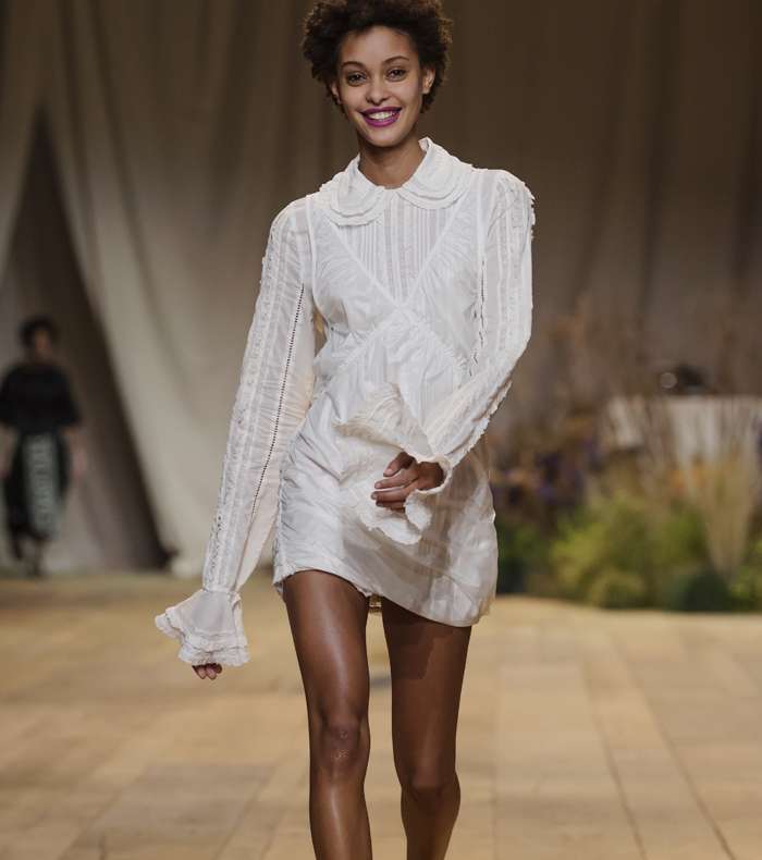 الفستان الابيض القصير مع يالة مدورة واكمام واسعة وضيقة على المعصم من H&M Studio لصيف 2017