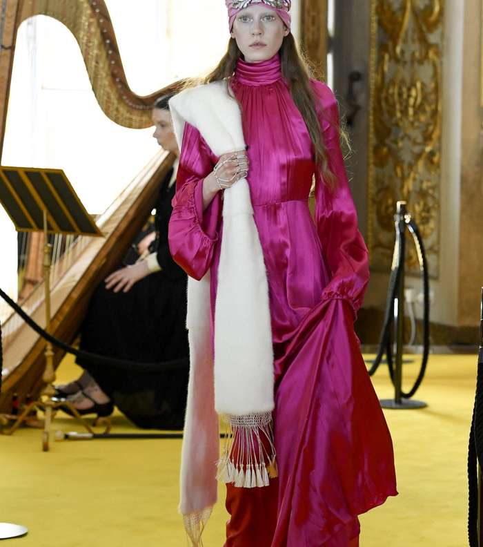 الفستان الحريري الماكسي مع شال الفرو على كتف واحد من غوتشي كروز 2018