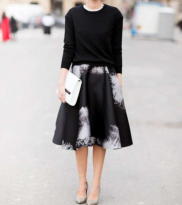 الكلاتش بالالوان الاساسية مع الازياء بموضة المونوكروم اي بلوني الابيض والاسود