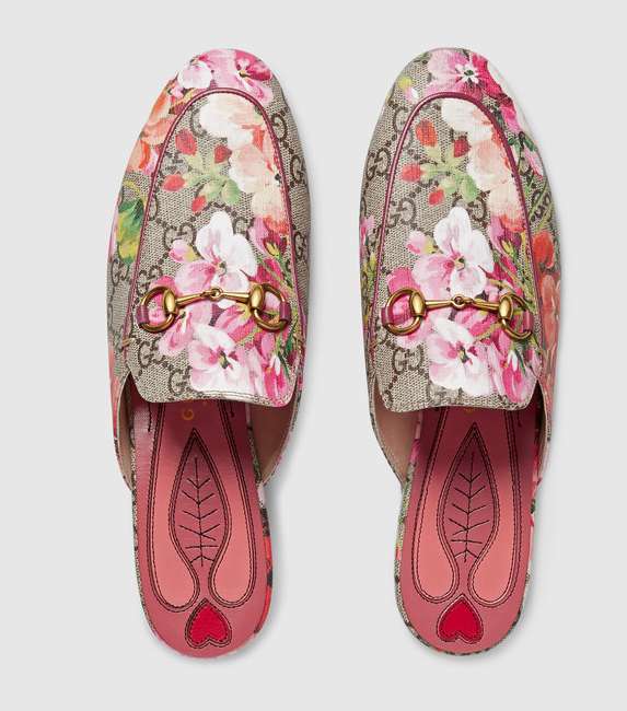 حذاء قوتشي المطبع بالازهار باسلوب الـ Slippers من اشهر تصاميم قوتشي