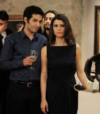 بيرين سات في فستان أسود للمصمم Özgür Masur