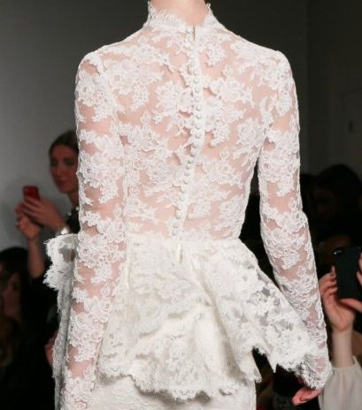 ظهر من الدانتيل الأبيض