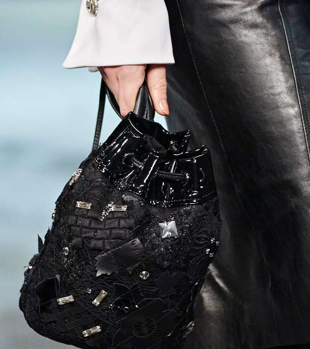 حقيبة الـ Bucket من مجموعة CHANEL Metiers d'art 2016
