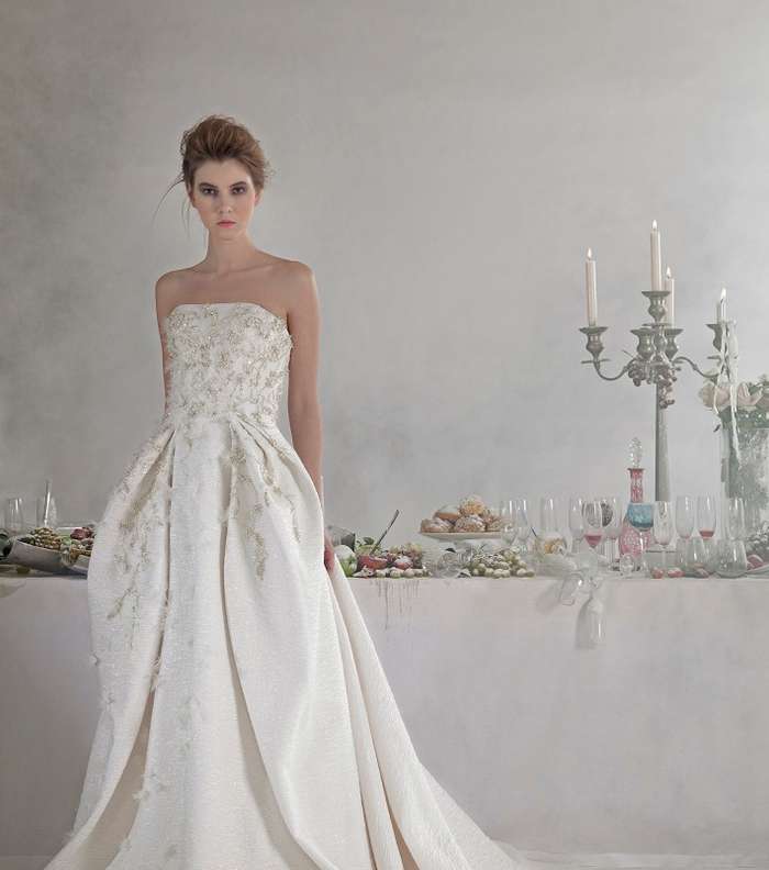 التنورة الواسعة ذات القصات المبتكرة مع عروس باسيل سودا 