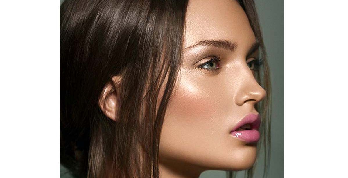 حيل لتطبيق صيحة مكياج البشرة المتوهجة 