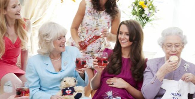 كيت ميدلتون تحتفل بحملها