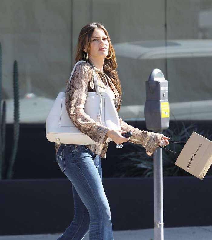 صوفيا فيرغارا تعتمد موضة الجينز بالقصة الواسعة