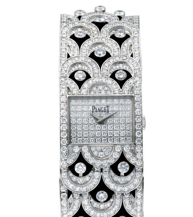 ساعة ماسيّة على شكل سوار من بياجيه