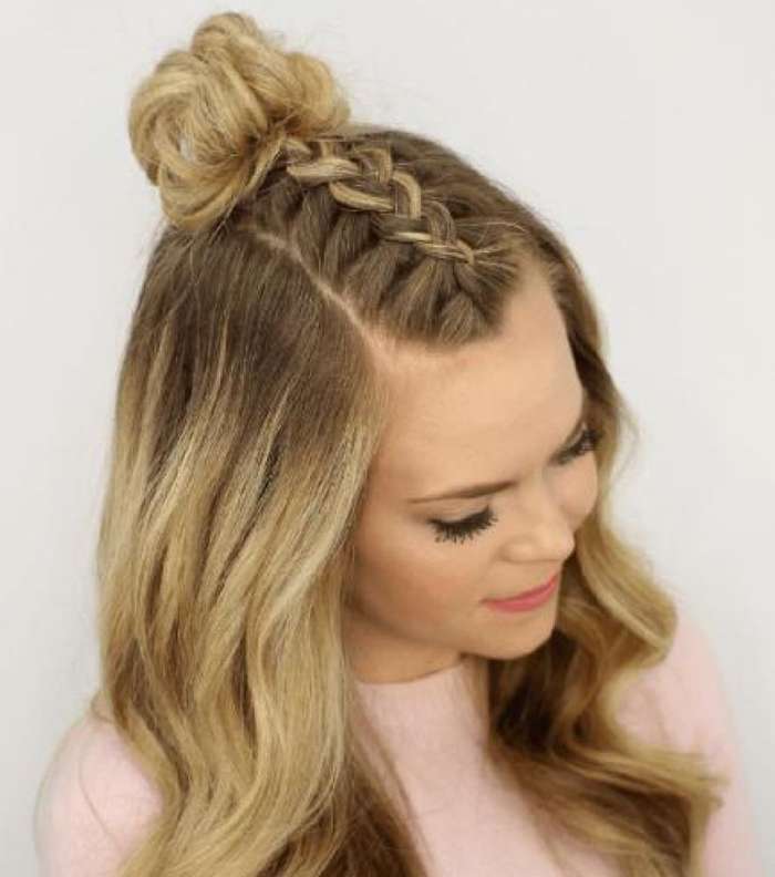 تسريحة الشعر النصف مرفوعة بأسلوب الكعكة لإخفاء غرة شعرك