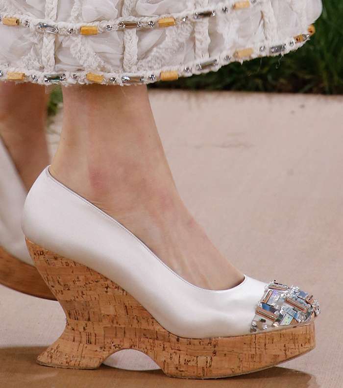 حذاء الـ Wedge الخشبي من CHANEL لصيف 2016 من مجموعة الازياء الراقية