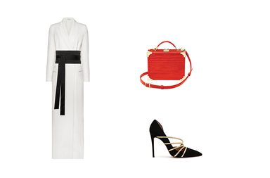 الإطلالة الأولى فستان أبيض طويل