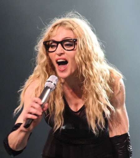 مادونا ونظّارات الـNerd Glasses على المسرح!