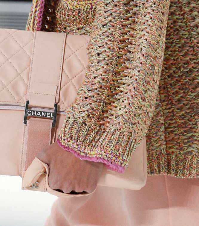 كلاتش CHANEL باسلوب الظرف لصيف 2017