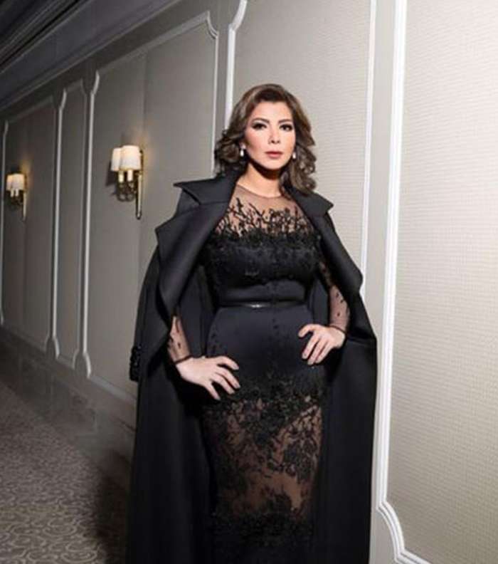 أصالة نصري تعتمد موضة فستان الدانتيل مع المعطف بالقصة المستقيمة