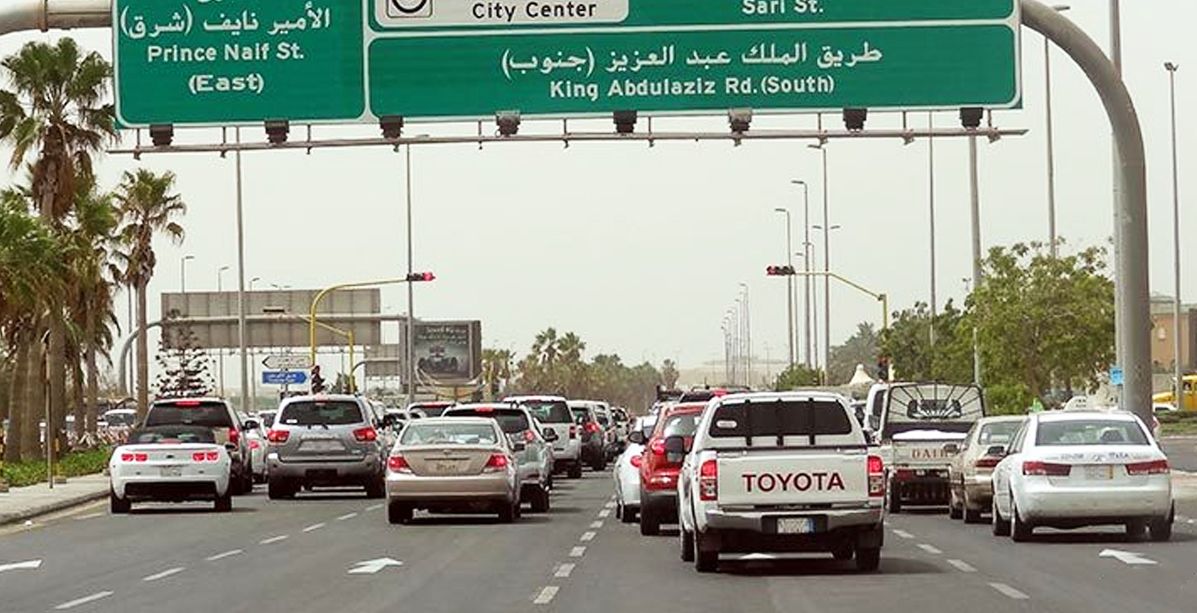 انقاذ فتاة سعودية ركضت بين السيارات في طريق مكة – جدة