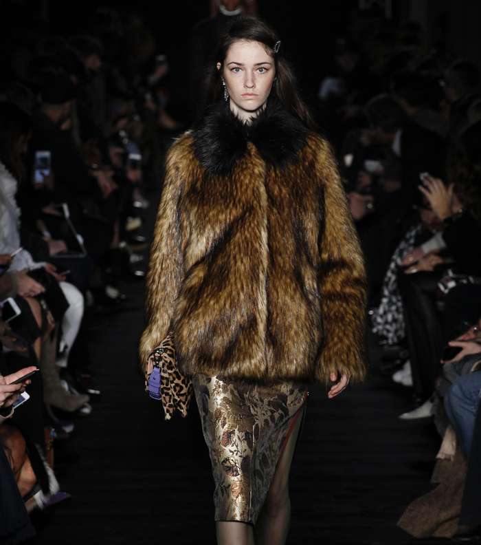 التنورة الميتاليكية مع سترة الفرو الضخمة من No.21 لشتاء 2018