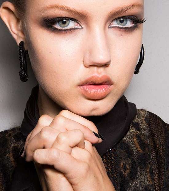 الكحل الأبيض لتوسيع العين