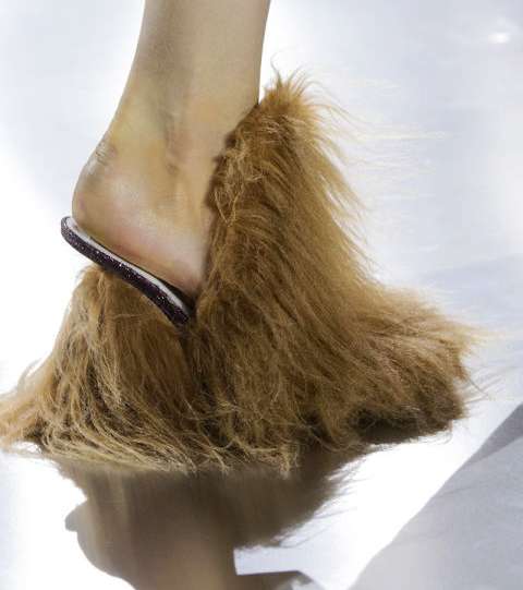 لشتاء 2016 اختاري حذاء الفرو من Margiela