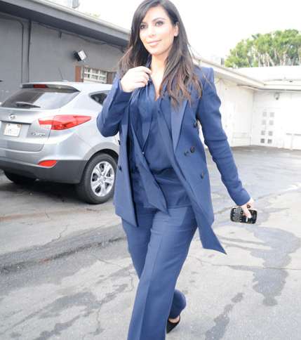 كيم كارداشيان ببذلة واسعة خلال فترة حملها وتحديداً في شهر فبراير