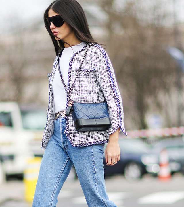 ارتدي حقيبة غابرييل من CHANEL مع الجينز والسترة التويدية