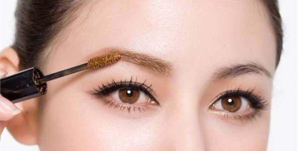 طريقة رسم الحواجب بالكحل 