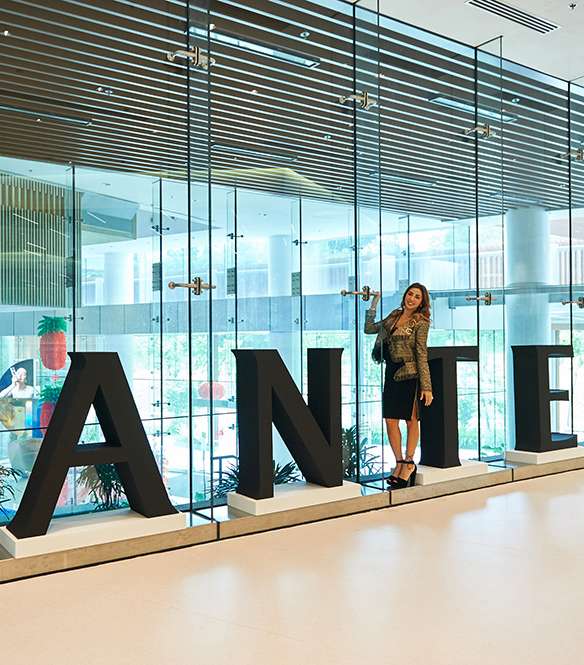 جويل ماردينيان إلى جانب علامة Pantene 