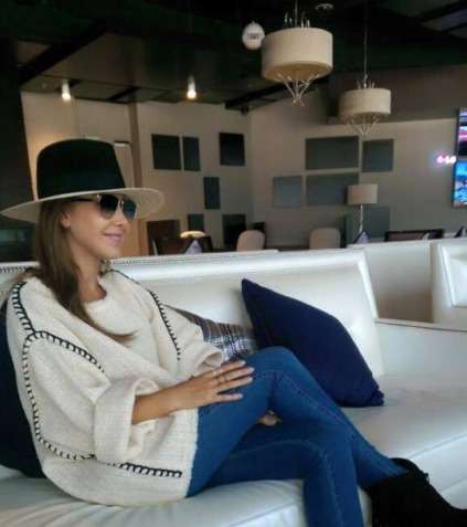 نانسي عجرم تتالق بموضة الكنزة على شكل بونشو والقبعة الكبيرة