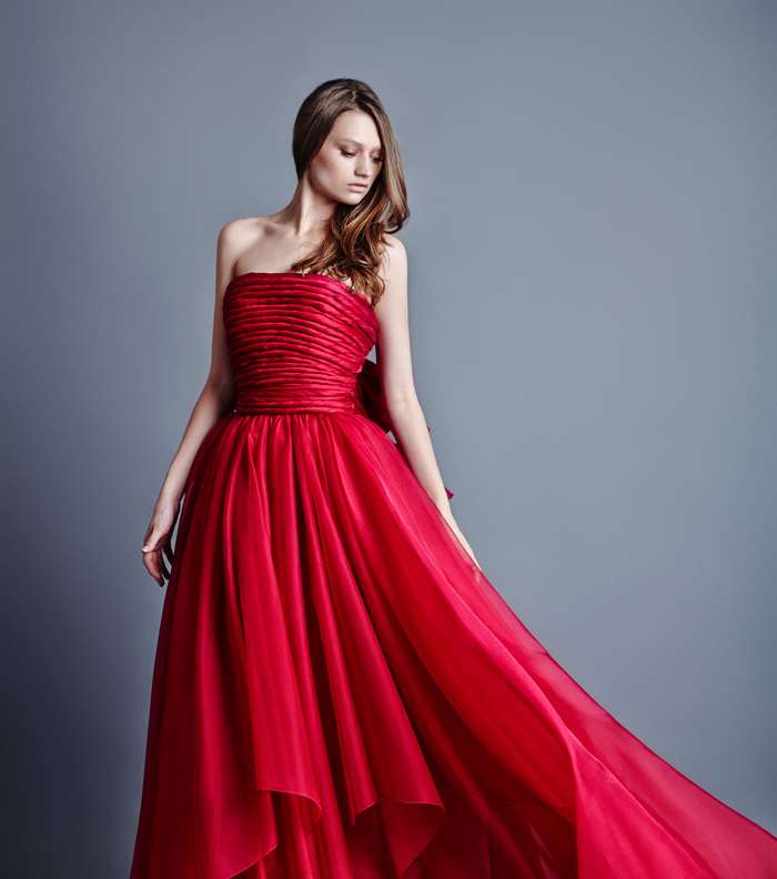 فستان أحمر طويل للمصمم جان لويس ساباجي