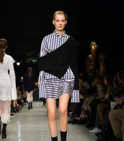 الفستان باسلوب القميص المقلم مع السترة فوقه باسلوب المشلح من Burberry لشتاء 2018