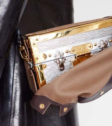 من الشنط الرائجة في شتاء 2015، حقيبة لويس فويتون Petite Malle