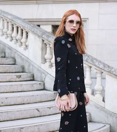 Emma  Roberts تختار حقيبة كلوي بمسكة يد Bracelet