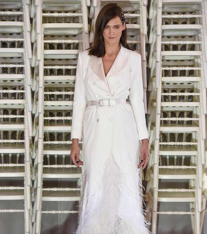 الفستان الماكسي المزين بالريش والحزام العريض من Alexis Mabille لصيف 2016