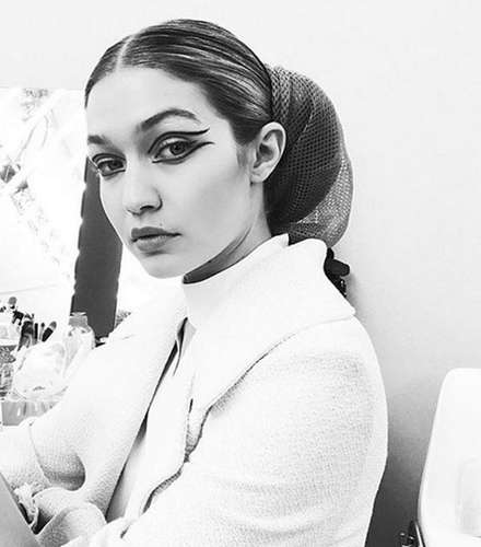 جيجي حديد في عرض CHANEL لربيع وصيف 2016