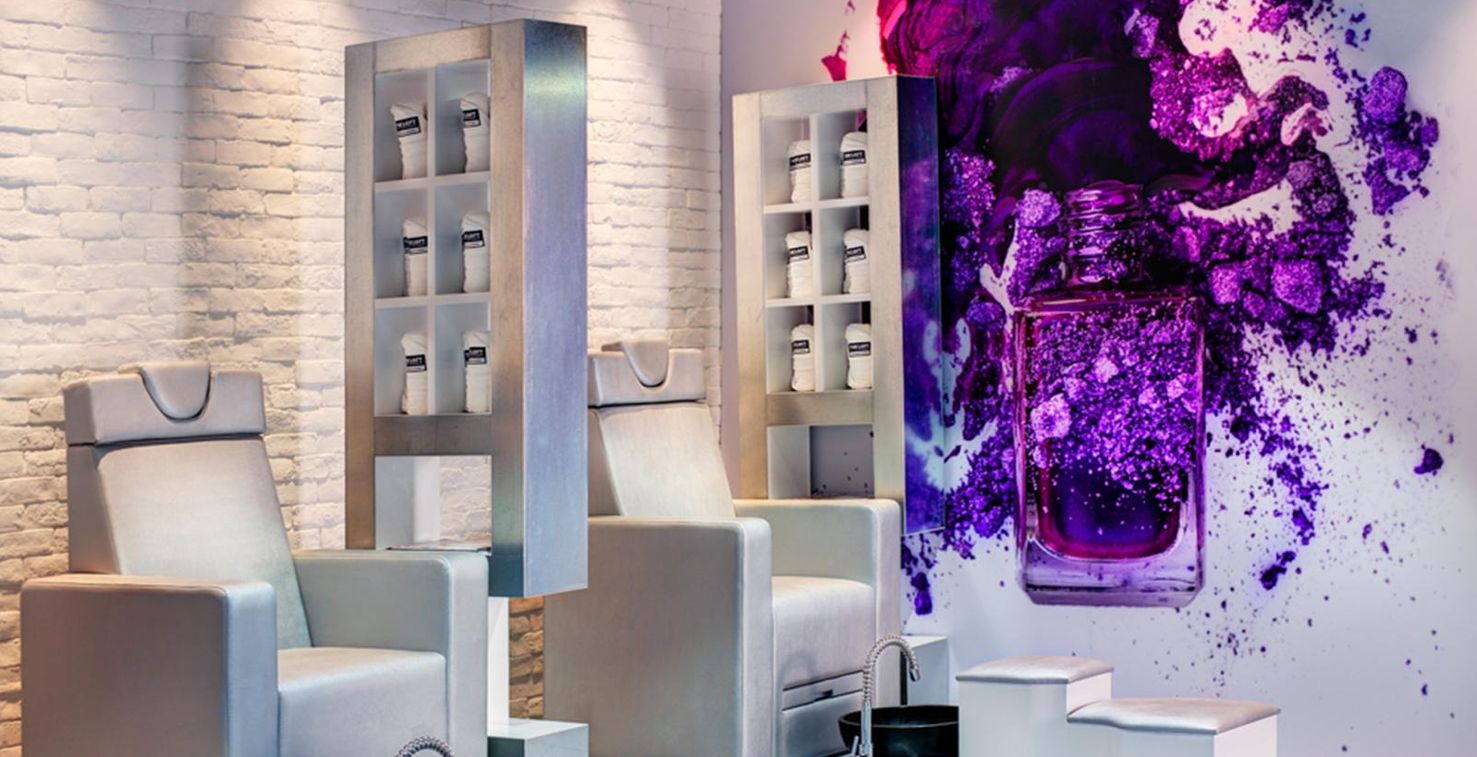 جلسة مميزة للعناية بالأظافر في صالون The Loft fifth Avenue في دبي 