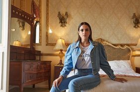 ستايلات مميزة لتنسيق جاكيت الدنيم من وحي اطلالات المشاهير