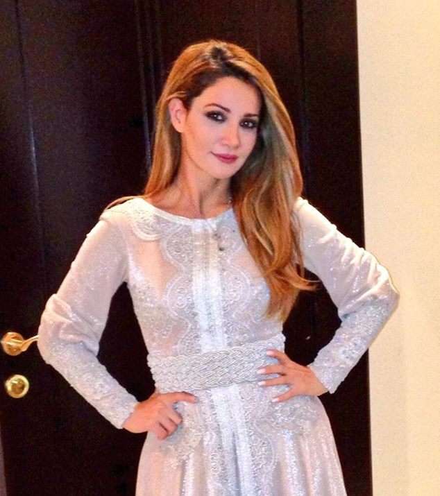 ديانا حداد تختار الجلابية الفضية لإطلالتها