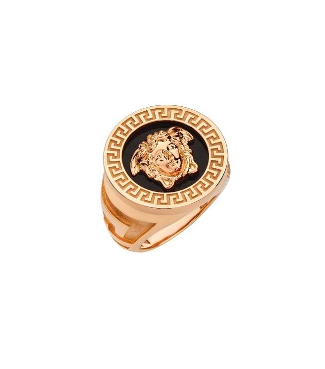 إحصلي على إطلالات أنيقة وراقية مع أكسسوارات علامة Versace