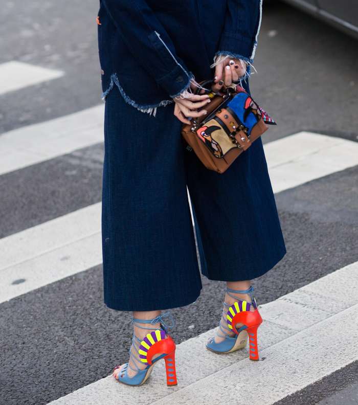 موضة جينز الـ Culotte مع حذاء الشرائط الملون والحقيبة المطبعة من شوارع باريس
