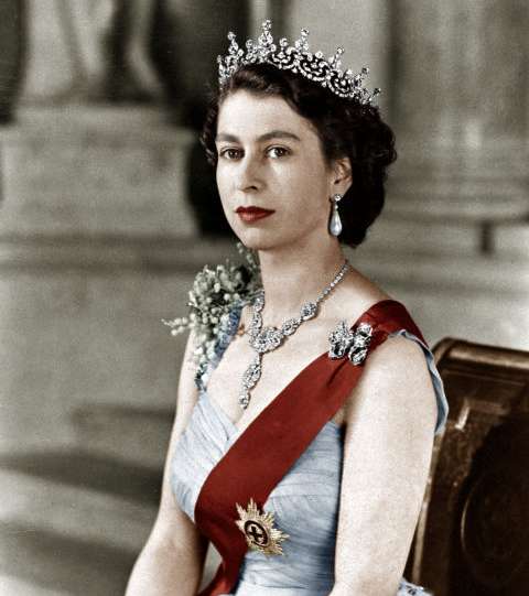 الملكة إليزابيث الثانية والعشق الكبير لألوان أحمر الشفاه