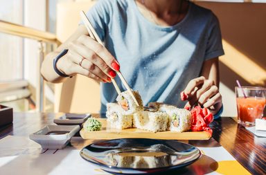 تعرفي على أصول تناول السوشي